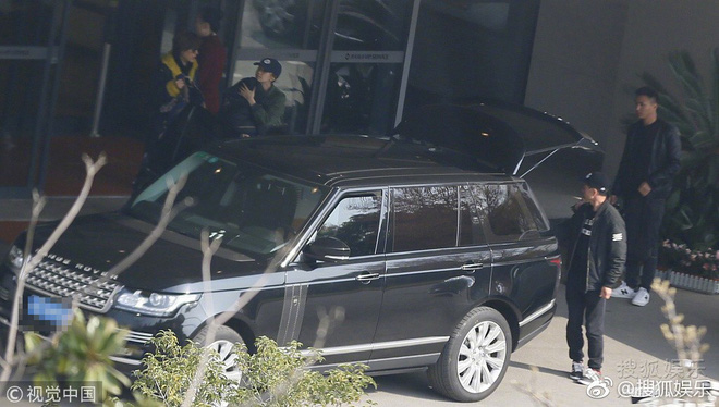 angelababy dung chan quan chat con trai de ngan paparazzi chup trom