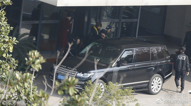 angelababy dung chan quan chat con trai de ngan paparazzi chup trom