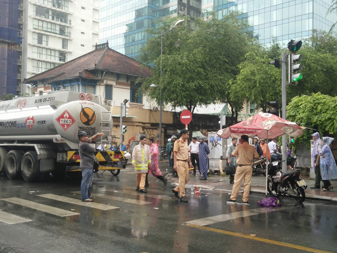 tphcm nu sinh dai hoc bi xe bon can chet ngay tai trung tam quan 1