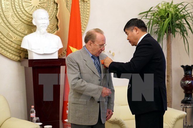 trao tang huan chuong huu nghi cho nha bao duc kapfenberger