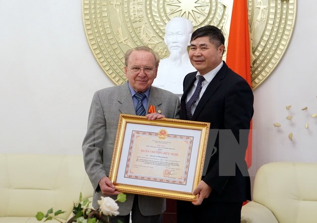 trao tang huan chuong huu nghi cho nha bao duc kapfenberger