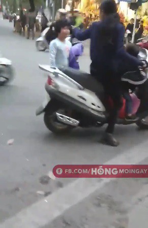 nguoi phu nu la mang tat con gai giua nga tu duong tai ha noi gay buc xuc