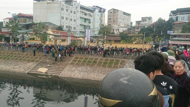 ha noi phat hien thi the nguoi dan ong noi lap lo tren song to lich