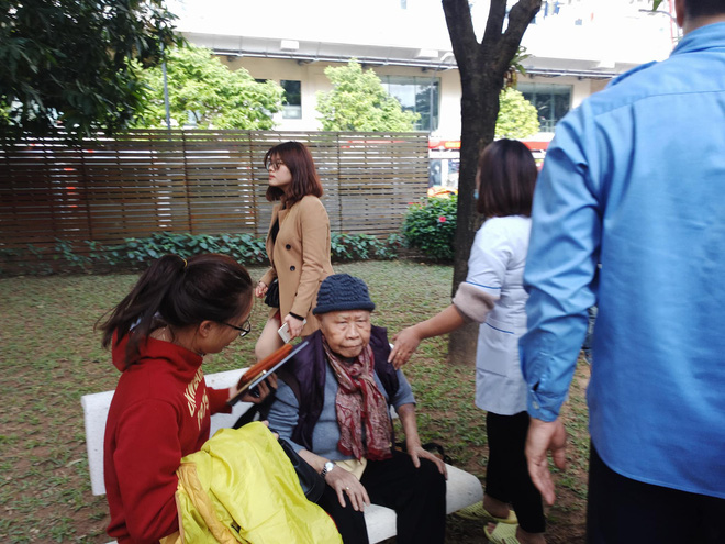 ha noi chay lon tai chung cu tren duong hoang hoa tham nguoi dan hoang so so tan