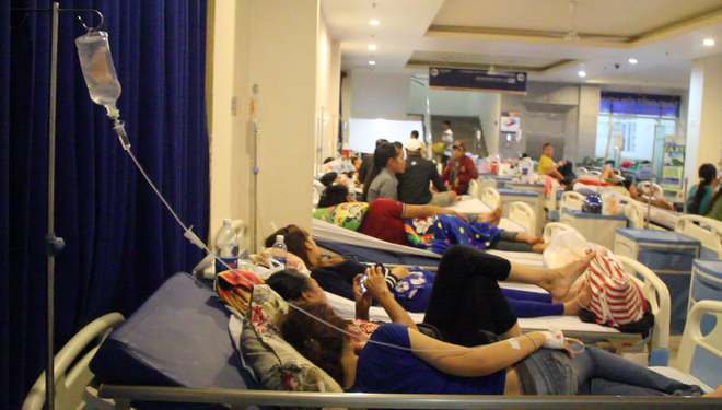 tp hcm gan 100 cong nhan bi non oi ngat xiu nghi ngo doc thuc pham sau bua an toi