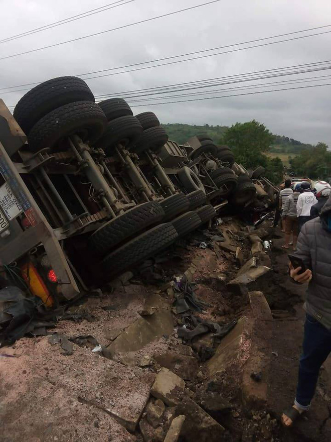 xe container cho phan bon lat ngua ben duong tai xe va phu xe tu vong
