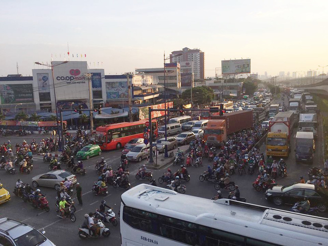 tp hcm xe container huc bay dai phan cach nhieu khoi be tong vang trung xe hieu audi