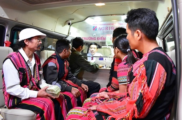 nguoi dan mien nui quang tri giao dich ngan hang luu dong bang xe o to chuyen dung