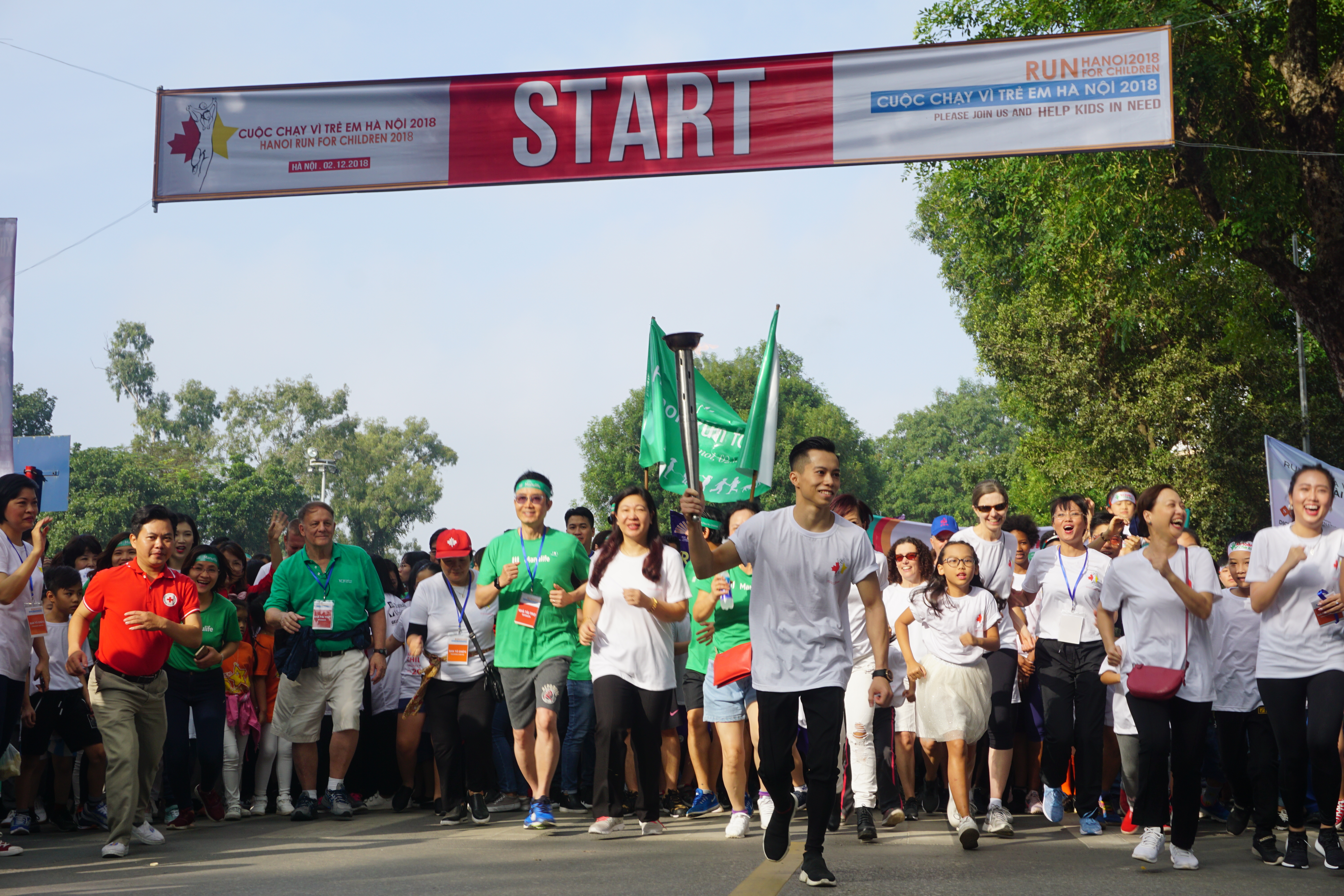 dai su canada deborah paul toi duoc tiep them nang luong tu hanoi run for children