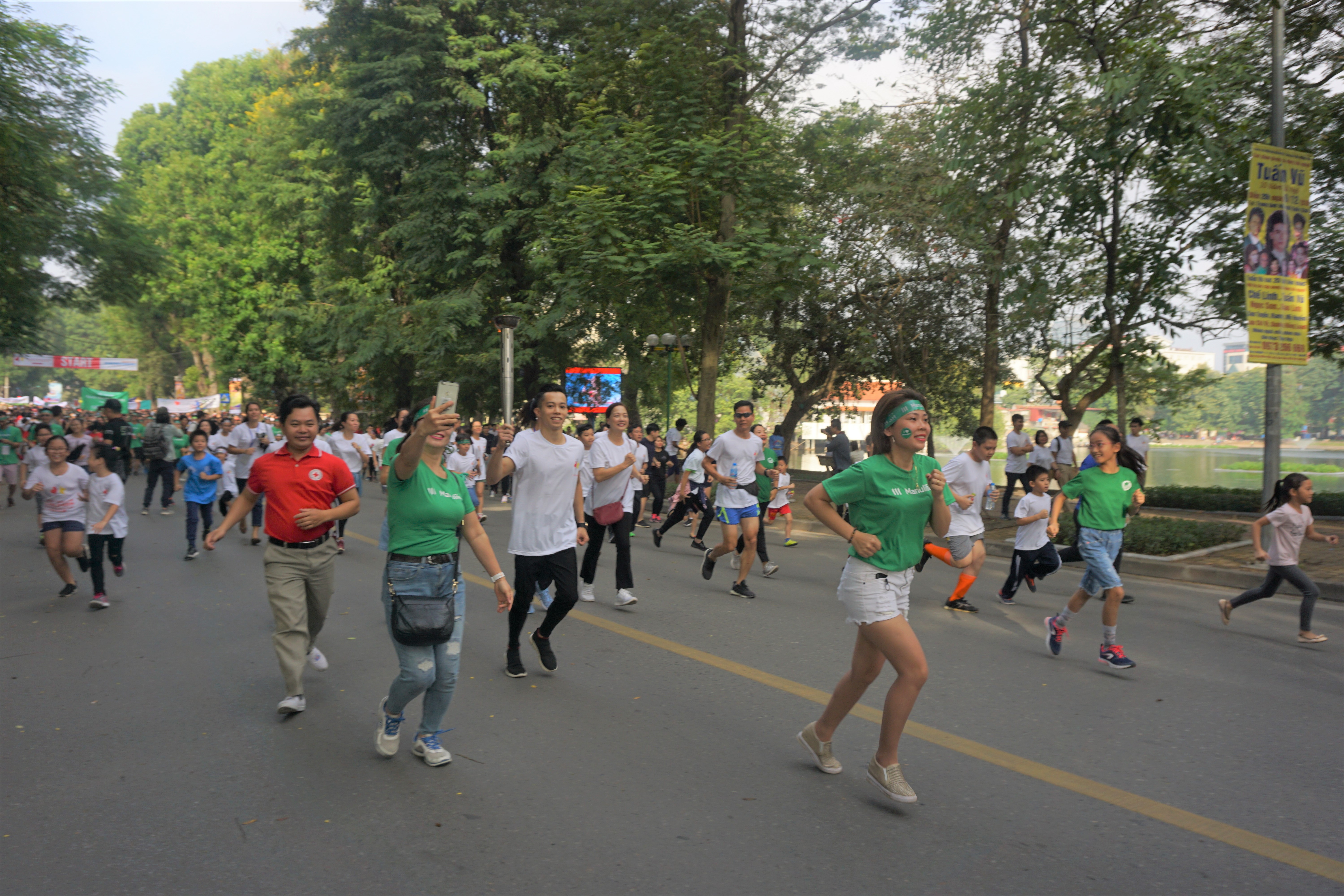 dai su canada deborah paul toi duoc tiep them nang luong tu hanoi run for children