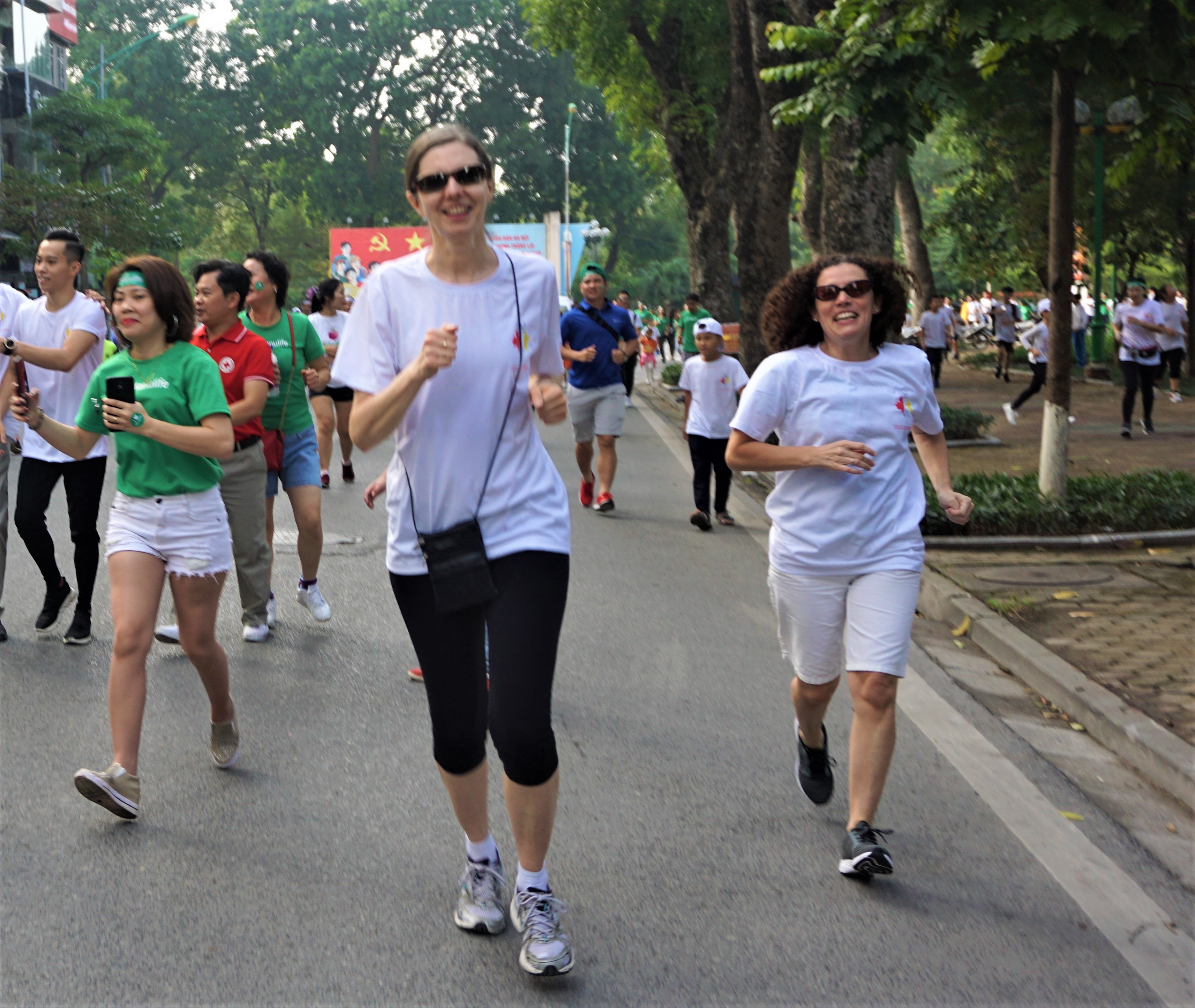 dai su canada deborah paul toi duoc tiep them nang luong tu hanoi run for children