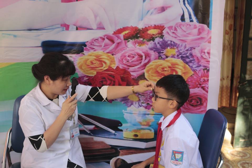 200 hoc sinh o son la duoc phat kinh mien phi