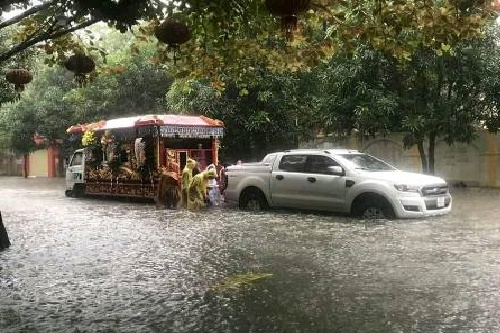 mua lon khien nhieu noi o tp vinh chim trong bien nuoc