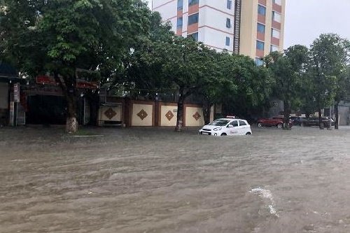 mua lon khien nhieu noi o tp vinh chim trong bien nuoc