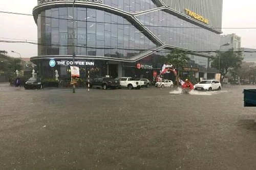 mua lon khien nhieu noi o tp vinh chim trong bien nuoc