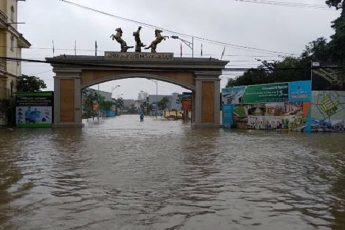 mua lon khien nhieu noi o tp vinh chim trong bien nuoc