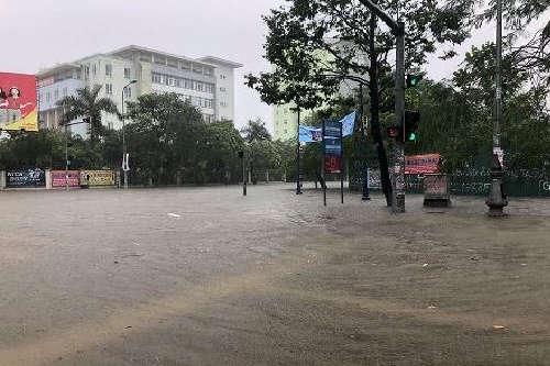 mua lon khien nhieu noi o tp vinh chim trong bien nuoc