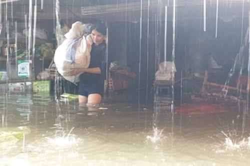mua lon khien nhieu noi o tp vinh chim trong bien nuoc