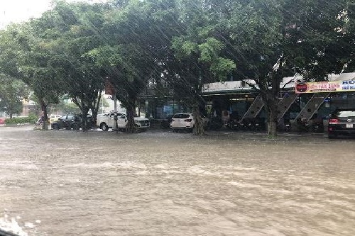 mua lon khien nhieu noi o tp vinh chim trong bien nuoc