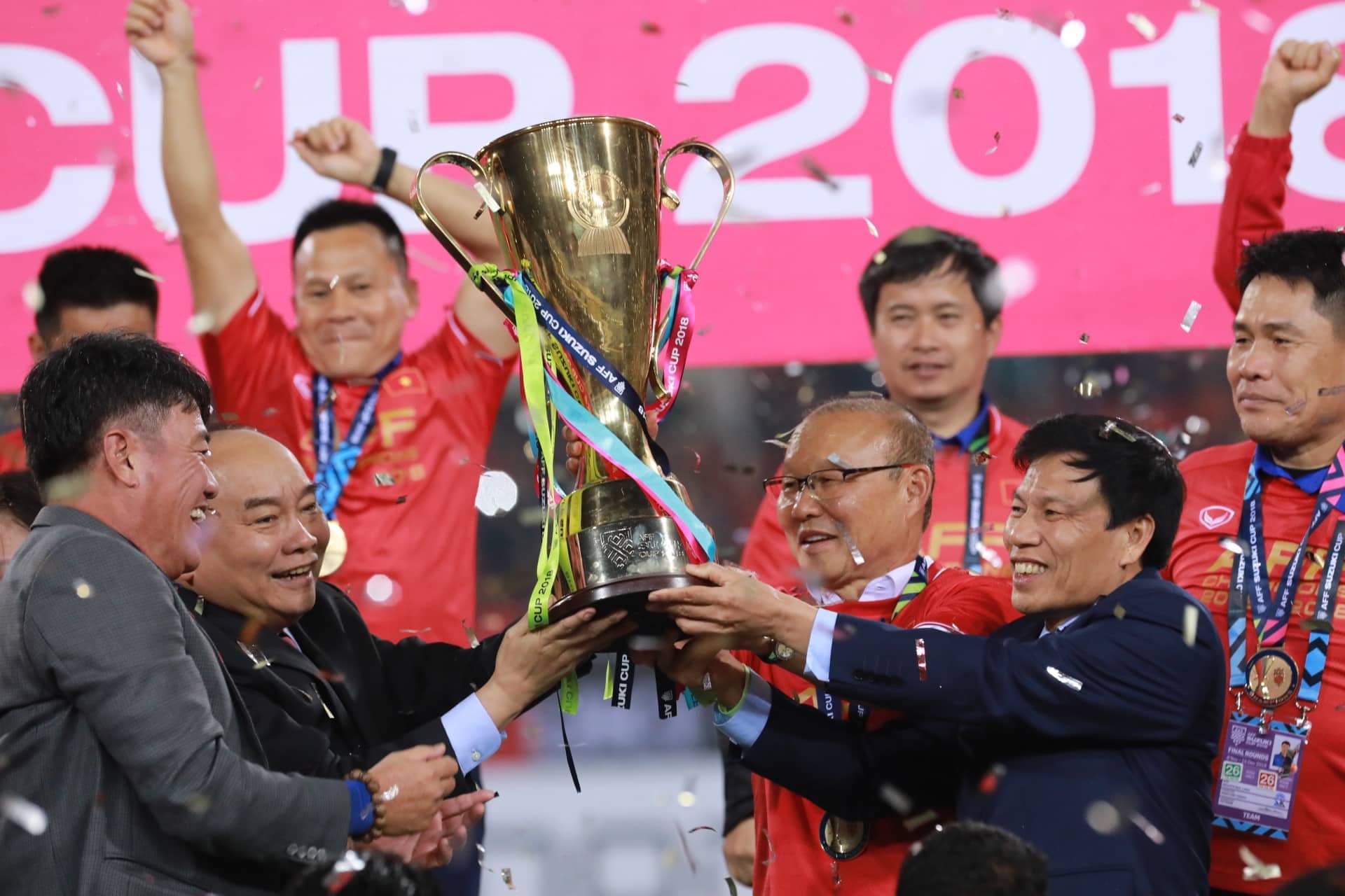 thu tuong nguyen xuan phuc trao cup vo dich aff 2018 cho doi tuyen viet nam