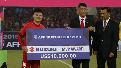 thu tuong nguyen xuan phuc trao cup vo dich aff 2018 cho doi tuyen viet nam