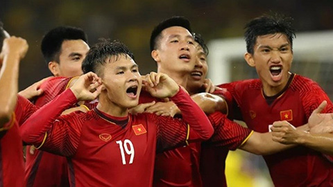 thu tuong nguyen xuan phuc trao cup vo dich aff 2018 cho doi tuyen viet nam