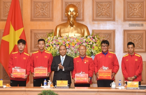 thu tuong gap mat va khen ngoi doi tuyen bong da viet nam