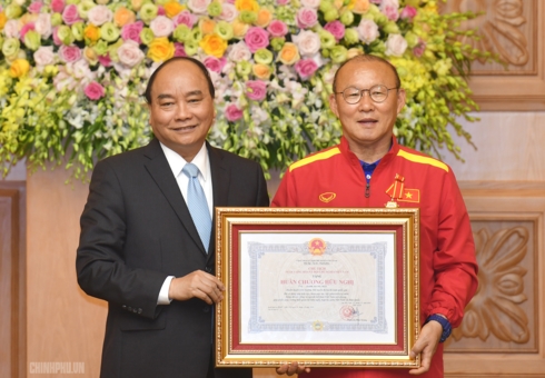 thu tuong gap mat va khen ngoi doi tuyen bong da viet nam