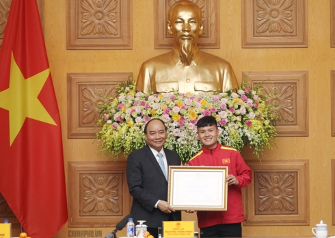 thu tuong gap mat va khen ngoi doi tuyen bong da viet nam
