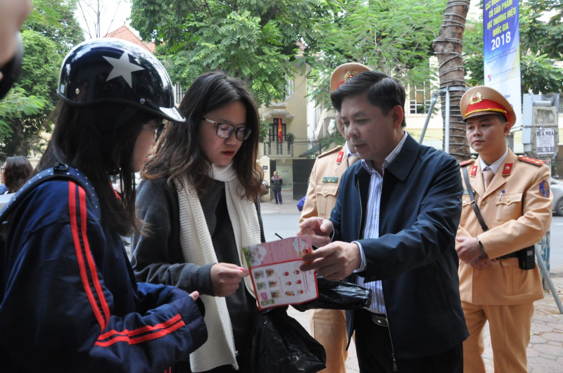 bo truong gtvt xuong duong tuyen truyen doi mbh cho hoc sinh