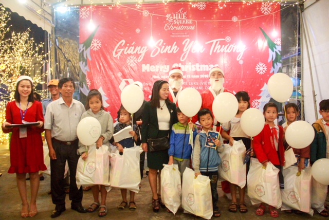 cung tre em ngheo ngam tuyet roi dem giang sinh tai co do hue
