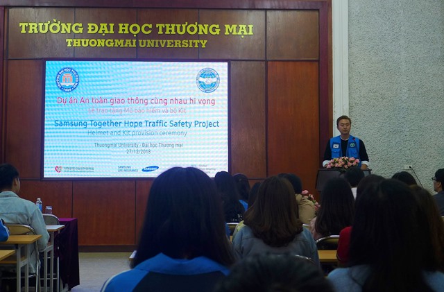 1000 mu bao hiem dat chuan duoc trao cho sinh vien dai hoc thuong mai