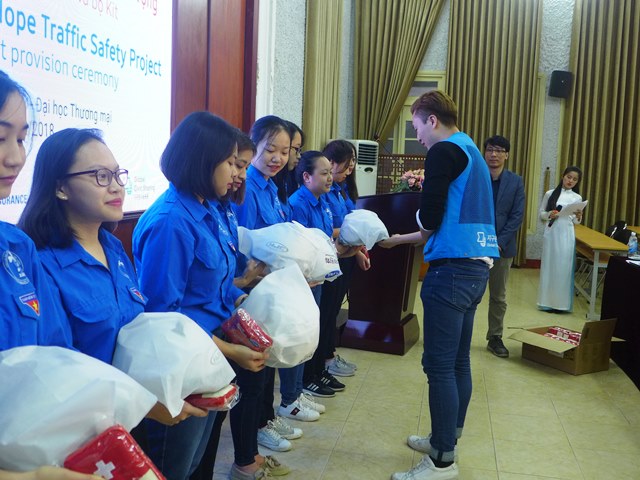 1000 mu bao hiem dat chuan duoc trao cho sinh vien dai hoc thuong mai