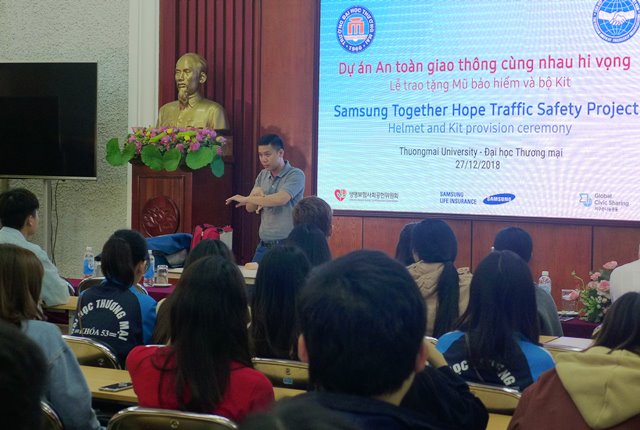 1000 mu bao hiem dat chuan duoc trao cho sinh vien dai hoc thuong mai