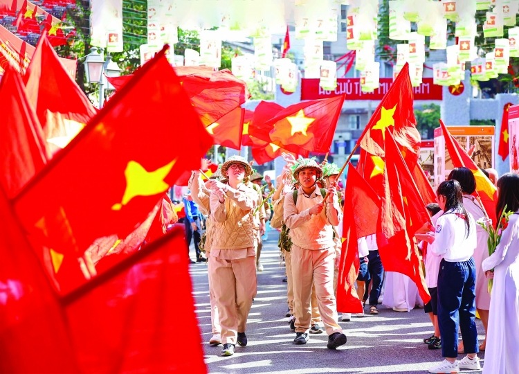 PGS .TS. Nguyễn Thế Kỷ, Chủ tịch Hội đồng Lý luận, phê bình văn học, nghệ thuật Trung ương đã bày tỏ niềm tin của mình về “kỷ nguyên mới” của dân tộc trong cuộc trả lời phỏng vấn tạp chí Thời Đại.  ທ່ານ ຮສ.ປອ. ຫງວຽນເຖກີ໋, ປະທານ​ສະພາທິດສະດີ ​ແລະ ວິຈານ​ວັນນະຄະດີ, ສິລະ​ປະສູນກາງ ໄດ້​ສະ​ແດງ​ຄວາມ​ເຊື່ອ​ໝັ້ນຂອງຕົນ​ຕໍ່ “ຍຸກໃໝ່” ຂອງ​ປະ​ເທດ​ຊາດ ​ໃນ​ການ​ໃຫ້​ສຳພາດ​ຕໍ່​ວາລະສານ​ເຖີ່ຍດ້າຍ.