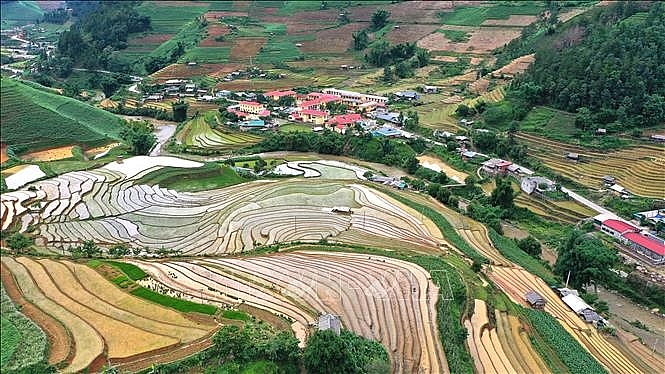 Ngắm nhìn từ trên cao là vẻ đẹp thanh bình, trong trẻo ở vùng đất Mù Cang Chải. Ảnh: Tuấn Anh/TTXVN ແຍງເບິ່ງຈາກເບື້ອງເທິງແມ່ນຄວາມສວຍງາມທີ່ສະຫງົບສຸກຂອງຜືນແຜ່ນດິນ ມູ່ກາງໄຈ໋. ພາບ: ຕັວນແອງ/ສໍານັກຂ່າວສານຫວຽດນາມ