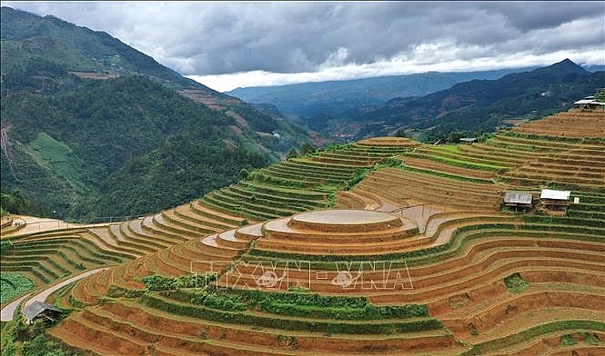 Ruộng bậc thang là sự kết hợp hoàn hảo giữa vẻ hùng vĩ của núi rừng cùng vẻ đẹp của lao động sáng tạo, trải qua bao đời thế hệ. Ảnh: Tuấn Anh/TTXVN ທົ່ງນາຂັ້ນໄດແມ່ນການປະສົມປະສານທີ່ສົມບູນແບບລະຫວ່າງຄວາມຍິ່ງໃຫ່ຍຂອງພູເຂົາປ່າໄມ້ແລະຄວາມງາມຂອງແຮງງານທີ່ມີຫົວຄິດປະດິດສ້າງ, ຜ່ານຫຼາຍຊົ່ວອາຍຸຄົນ. ພາບ: ຕັວນແອງ/ສໍານັກຂ່າວສານຫວຽດນາມ