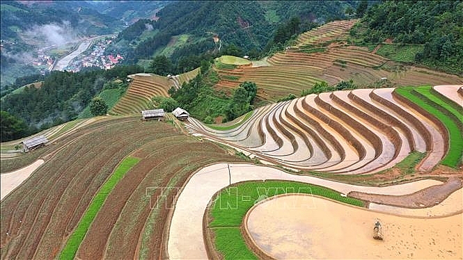 Đến Mù Cang Chải vào mùa nước đổ, du khác sẽ được hòa mình vào không khí trong lành, mát mẻ, được ngắm nhìn từ trên cao những thửa ruộng bậc thang lấp lánh dưới ánh nắng. Ảnh: Tuấn Anh/TTXVN ເມື່ອມາຮອດມູ່ກາງໄຈ໋ໃນຍາມລະດູນ້ຳໄຫຼຫຼາກ, ນັກທ່ອງທ່ຽວຈະໄດ້ສຳຜັດກັບອາກາດທີ່ບໍລິສຸດ, ເຢັນສະບາຍ ແລະ ຍັງໄດ້ເຫັນຈາກທາງເທິງທົ່ງນາຂັ້ນໄດທີ່ຊ່ອງປະກາຍເຫຼື້ອມຍິບຍັບທ່າມກາງແສງແດດ. ພາບ: ຕັວນແອງ/ສໍານັກຂ່າວສານຫວຽດນາມ