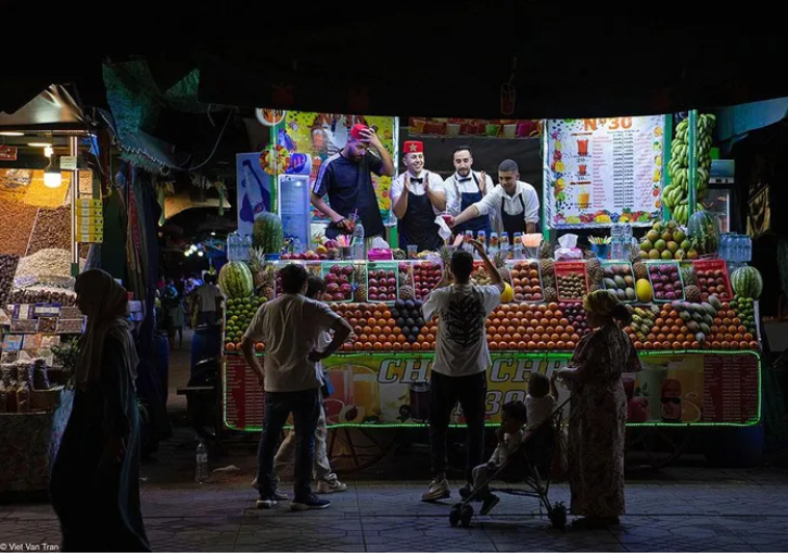 Tác phẩm “Welcome Customers” (tạm dịch: Đón chào du khách) được nhiếp ảnh gia Việt Văn chụp ở thành phố Marrakech, Morocco. Tác phẩm được trao giải thưởng Commended ở hạng mục khu vực Đông Nam Á. ຜົນງານ “Welcome Customers” (ແປວ່າ: ການຕ້ອນຮັບນັກທ່ອງທ່ຽວ) ຖືກຖ່າຍໂດຍຊ່າງພາບ Viet Van ຖ່າຍຢູ່ນະຄອນ Marrakech, Morocco. ຜົນງ່ນດັ່ງກ່າວໄດ້ຮັບລາງວັນ Commended ໃນປະເພດພາກພື້ນອາຊີຕາເວັນອອກສຽງໃຕ້. Tác phẩm “Welcome Customers” (tạm dịch: Đón chào du khách) được nhiếp ảnh gia Việt Văn chụp ở thành phố Marrakech, Morocco. Tác phẩm được trao giải thưởng Commended ở hạng mục khu vực Đông Nam Á. ຜົນງານ “Welcome Customers” (ແປວ່າ: ການຕ້ອນຮັບນັກທ່ອງທ່ຽວ) ຖືກຖ່າຍໂດຍຊ່າງພາບ Viet Van ຖ່າຍຢູ່ນະຄອນ Marrakech, Morocco. ຜົນງ່ນດັ່ງກ່າວໄດ້ຮັບລາງວັນ Commended ໃນປະເພດພາກພື້ນອາຊີຕາເວັນອອກສຽງໃຕ້.
