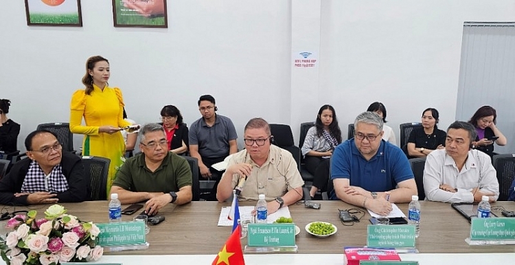 Bộ trưởng Bộ Nông nghiệp Philippines Francisco P. Tiu Laurel, Jr. trao đổi tại buổi làm việc. Ảnh: Báo An Giang. ລັດຖະມົນຕີກະຊວງກະສິກໍາ ຟີລິບປິນ Francisco P. Tiu Laurel, Jr. ໄດ້ປຶກສາຫາລືຢູ່ທີ່ກອງປະຊຸມ. ພາບ: ໜັງສືພິມ ອານຢາງ. Bộ trưởng Bộ Nông nghiệp Philippines Francisco P. Tiu Laurel, Jr. trao đổi tại buổi làm việc. Ảnh: Báo An Giang. ລັດຖະມົນຕີກະຊວງກະສິກໍາ ຟີລິບປິນ Francisco P. Tiu Laurel, Jr. ໄດ້ປຶກສາຫາລືຢູ່ທີ່ກອງປະຊຸມ. ພາບ: ໜັງສືພິມ ອານຢາງ.