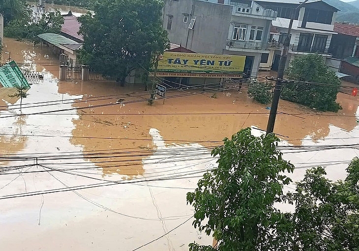 ສະພາກາແດງ ຫວຽດນາມ ປຸກລະດົມຮ່ວມແຮງຮ່ວມໃຈກັນຊ່ວຍປະຊາຊົນຜ່ານຜ່າຜົນຮ້າຍຈາກພາຍຸຝົນ ສະພາກາແດງ ຫວຽດນາມ ປຸກລະດົມຮ່ວມແຮງຮ່ວມໃຈກັນຊ່ວຍປະຊາຊົນຜ່ານຜ່າຜົນຮ້າຍຈາກພາຍຸຝົນ