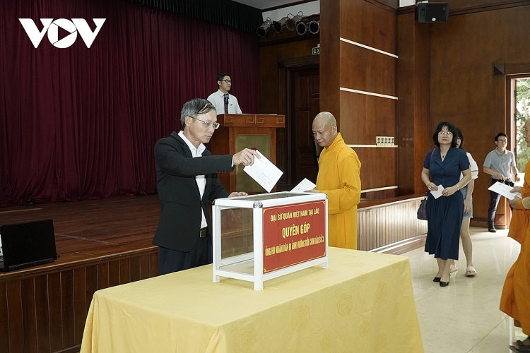 Đại sứ quán Việt Nam tại Lào tổ chức quyên góp giúp người dân hai nước khắc phục hậu quả thiên tai. ສະຖານທູດ ຫວຽດນາມ ປະຈຳ ລາວ ຈັດຕັ້ງການບໍລິຈາກເຄື່ອງເພື່ອຊ່ວຍເຫຼືອປະຊາຊົນ 2 ປະເທດ ຜ່ານຜ່າຜົນຮ້າຍຈາກໄພພິບັດທາງທຳມະຊາດ. Đại sứ quán Việt Nam tại Lào tổ chức quyên góp giúp người dân hai nước khắc phục hậu quả thiên tai. ສະຖານທູດ ຫວຽດນາມ ປະຈຳ ລາວ ຈັດຕັ້ງການບໍລິຈາກເຄື່ອງເພື່ອຊ່ວຍເຫຼືອປະຊາຊົນ 2 ປະເທດ ຜ່ານຜ່າຜົນຮ້າຍຈາກໄພພິບັດທາງທຳມະຊາດ.