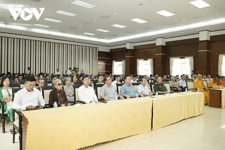 Đại diện các cơ quan, hội đoàn, doanh nghiệp và nhà hảo tâm đang làm ăn và sinh sống tại Lào tham gia quyên góp. ຜູ້ຕາງໜ້າບັນດາອົງການ, ຄະນະສະມາຄົມ, ວິສາຫະກິດ ແລະ ຜູ້ມີໃຈສັດທາທີ່ພວມຮ່ຳຮຽນ, ດຳເນີນທຸລະກິດ ແລະ ດຳລົງຊີວິດຢູ່ລາວ ເຂົ້າຮ່ວມບໍລິຈາກ. Đại diện các cơ quan, hội đoàn, doanh nghiệp và nhà hảo tâm đang làm ăn và sinh sống tại Lào tham gia quyên góp. ຜູ້ຕາງໜ້າບັນດາອົງການ, ຄະນະສະມາຄົມ, ວິສາຫະກິດ ແລະ ຜູ້ມີໃຈສັດທາທີ່ພວມຮ່ຳຮຽນ, ດຳເນີນທຸລະກິດ ແລະ ດຳລົງຊີວິດຢູ່ລາວ ເຂົ້າຮ່ວມບໍລິຈາກ.