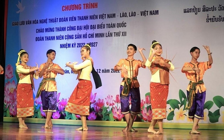 Múa lăm vông là điệu múa dân gian nổi tiếng của người Lào, mang đậm bản sắc văn hóa truyền thống ຟ້ອນລຳວົງແມ່ນການຟ້ອນພື້ນເມືອງທີ່ມີຊື່ສຽງຂອງປະຊາຊົນລາວ, ມີລັກສະນະວັດທະນະທຳພື້ນເມືອງ Múa lăm vông là điệu múa dân gian nổi tiếng của người Lào, mang đậm bản sắc văn hóa truyền thống ຟ້ອນລຳວົງແມ່ນການຟ້ອນພື້ນເມືອງທີ່ມີຊື່ສຽງຂອງປະຊາຊົນລາວ, ມີລັກສະນະວັດທະນະທຳພື້ນເມືອງ