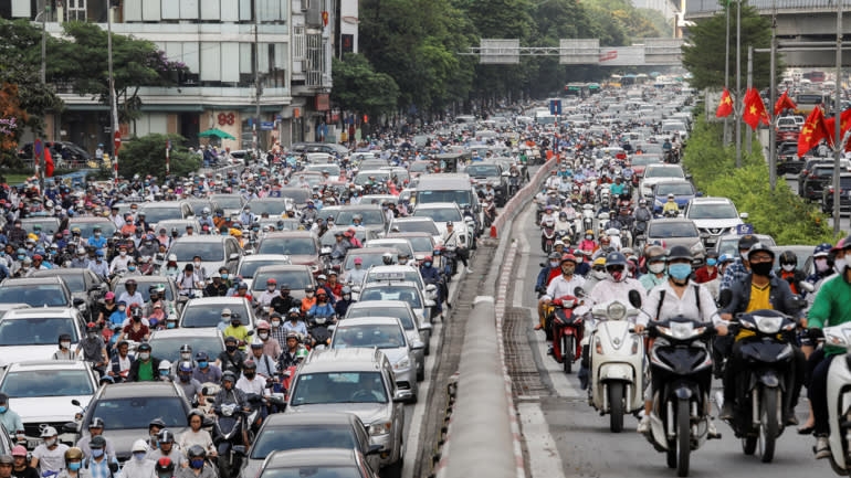 Trong khi người dân ở nhiều nước trên thế giới đang mắc kẹt trong bệnh viện thì người dân Việt Nam vẫn bị kẹt xe ở ngoài đường khi mọi người vẫn đi làm bình thường. Ảnh: Reuters