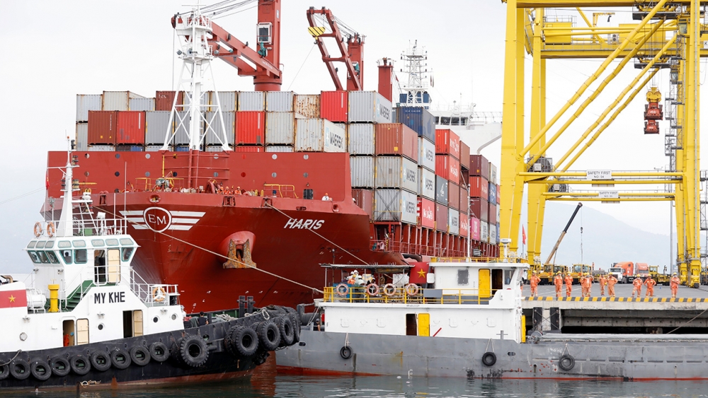 Các container đang được bốc xếp lên tàu ở cảng Tiên Sa, Đà Nẵng hồi tháng 3/2020. Ảnh: Reuters