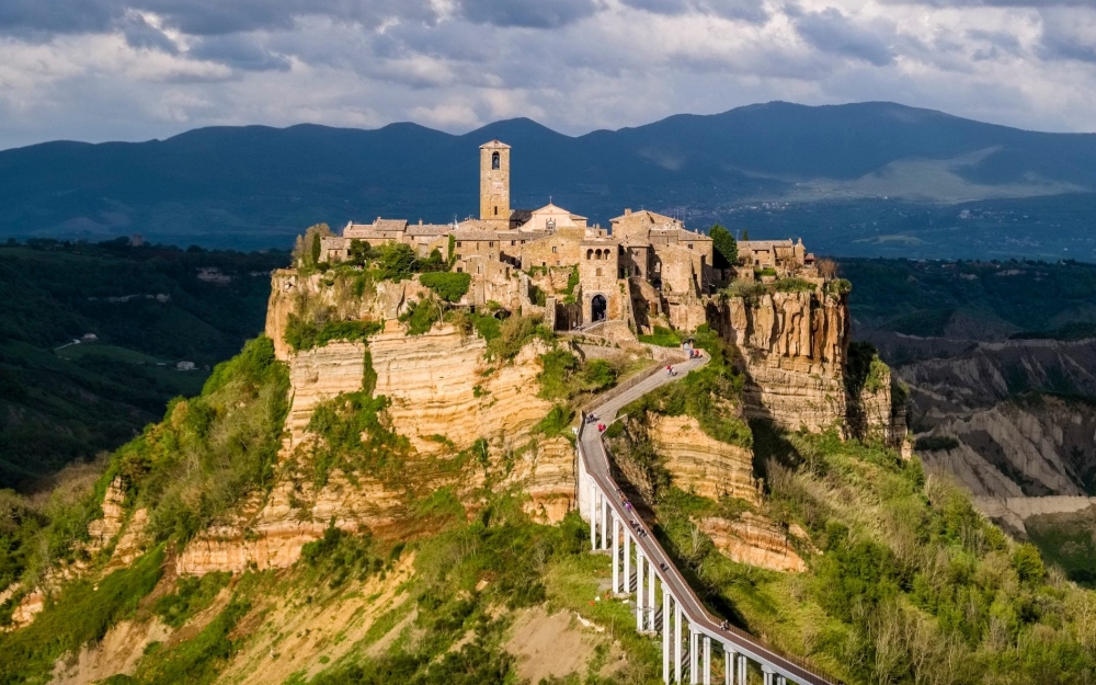Ngôi làng Civita di Bagnoregio nằm trên đỉnh ngọn núi ở phía Bắc của thành phố Rome. Ảnh: Ngôi làng Civita di Bagnoregio nằm trên đỉnh ngọn núi ở phía Bắc của thành phố Rome. Ảnh: