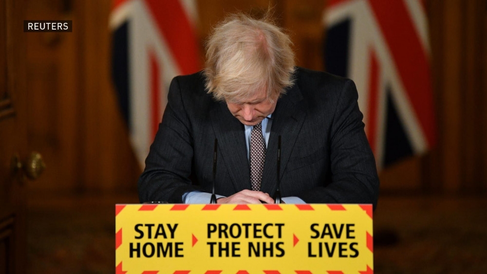 Thủ tướng Anh Boris Johnson cúi đầu xin lỗi người dân hôm 26/1 vì những mất mát quá lớn do COVID-19 gây ra. Ảnh: Reuters Thủ tướng Anh Boris Johnson cúi đầu xin lỗi người dân hôm 26/1 vì những mất mát quá lớn do COVID-19 gây ra. Ảnh: Reuters
