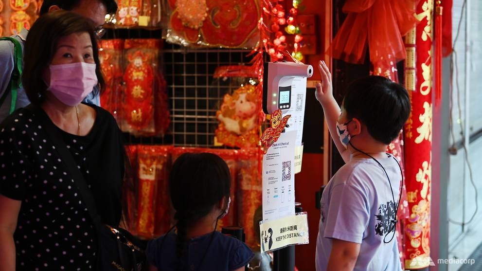 Người dân Singapore thay đổi thói quen ăn Tết tập trung vì lo ngại dịch bệnh lây lan. Ảnh: Người dân Singapore thay đổi thói quen ăn Tết tập trung vì lo ngại dịch bệnh lây lan. Ảnh:
