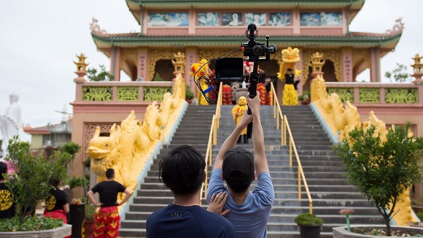 Ban tổ chức Lễ hội Tết Nguyên đán của cộng đồng người Việt ở bang Victoria đang quay phim để đưa lên các sự kiện lễ hội lên mạng internet. Ảnh: Facebook/@Tet.LunarFestVic Ban tổ chức Lễ hội Tết Nguyên đán của cộng đồng người Việt ở bang Victoria đang quay phim để đưa lên các sự kiện lễ hội lên mạng internet. Ảnh: Facebook/@Tet.LunarFestVic